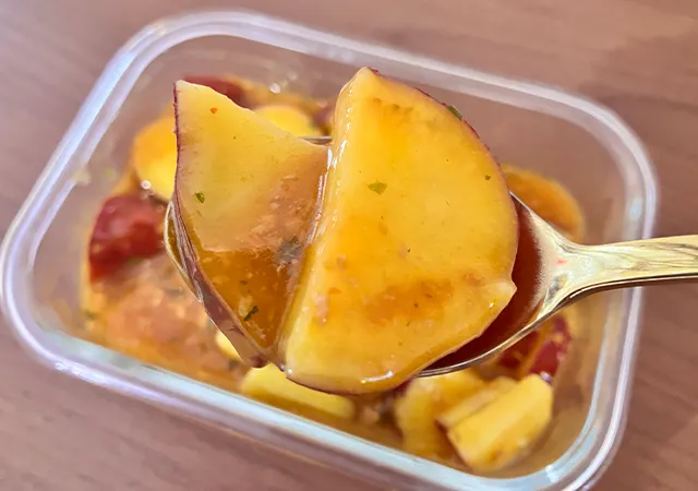 サツマイモと『麻婆豆腐の素』（撮影：grape編集部）