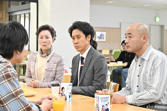 『ちょっとだけエスパー』に出演する大泉洋さんと宇野祥平さんが写る場面写真