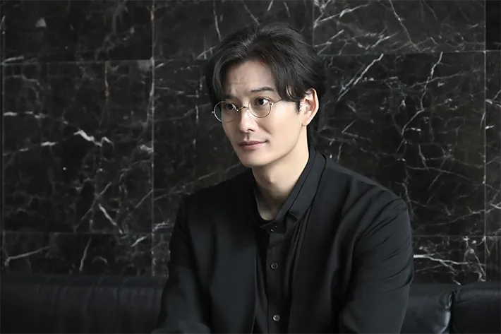 『ちょっとだけエスパー』に出演する岡田将生さんが写る場面写真