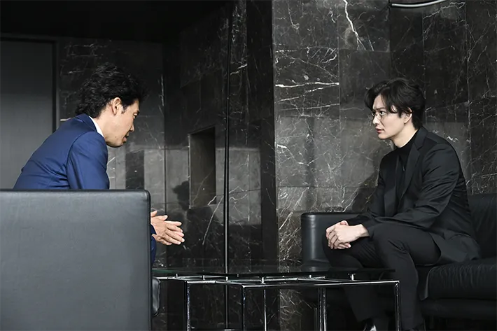 『ちょっとだけエスパー』に出演する大泉洋さんと岡田将生さんが写る場面写真