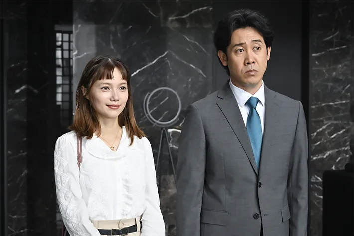 『ちょっとだけエスパー』に出演する大泉洋さんと宮﨑あおいさんが写る場面写真