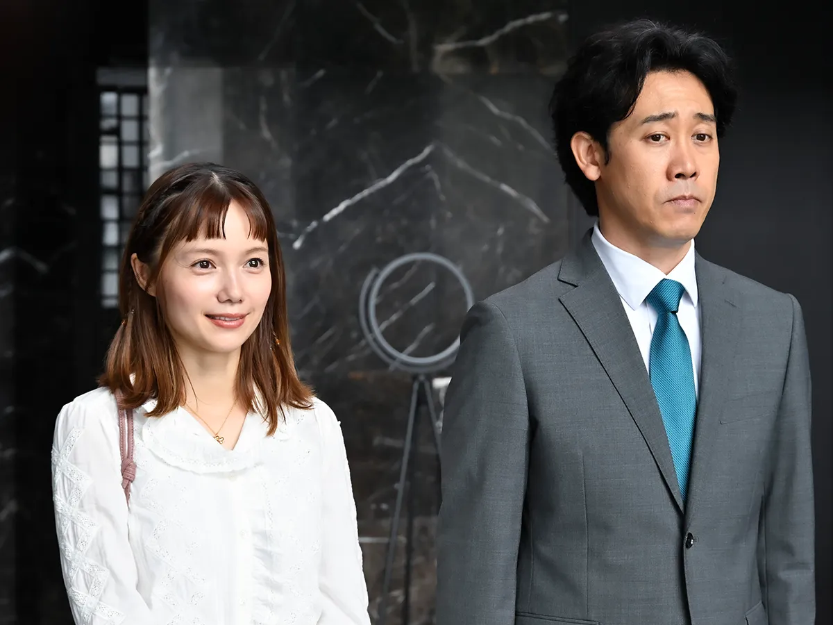 『ちょっとだけエスパー』に出演する大泉洋さんと宮﨑あおいさんが写る場面写真