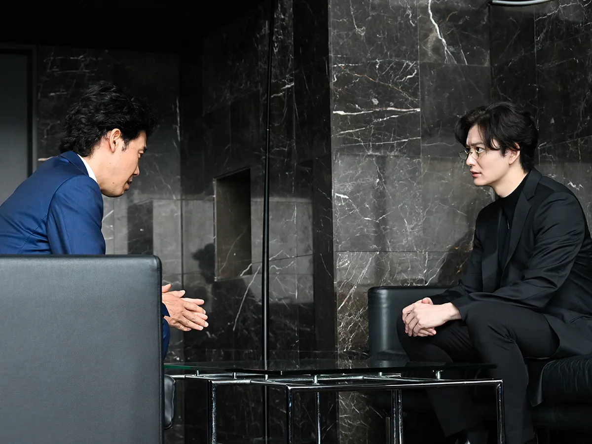 『ちょっとだけエスパー』に出演する大泉洋さんと岡田将生さんが写る場面写真