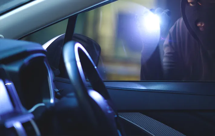 車内をペンライトで照らしている写真