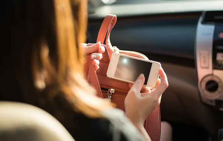 スマホを持つ女性の写真