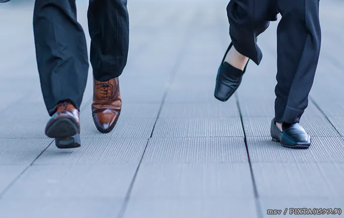 走る人の足元の写真