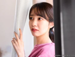 不安そうな女性の写真