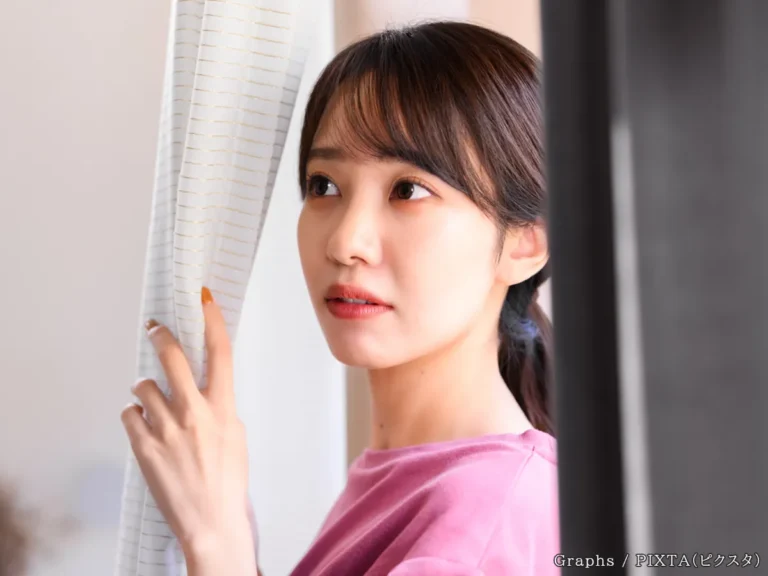 不安そうな女性の写真