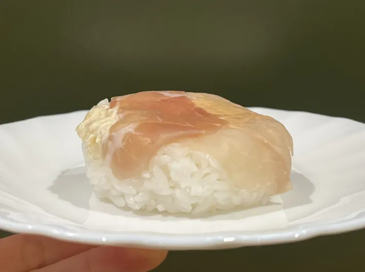 『カービィのすいこみ生ハム寿司』の写真（撮影：grape編集部）