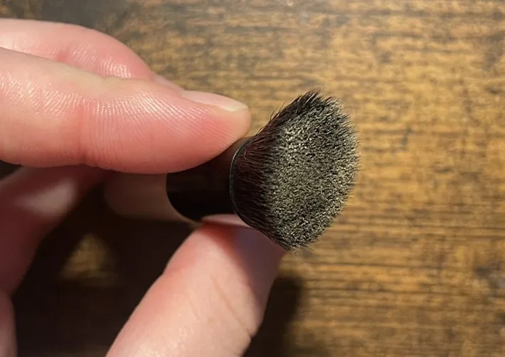パウダーをつけた『コンパクトブラシ』の写真（撮影：grape編集部）