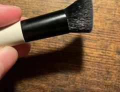 『コンパクトブラシ』の写真（撮影：grape編集部）