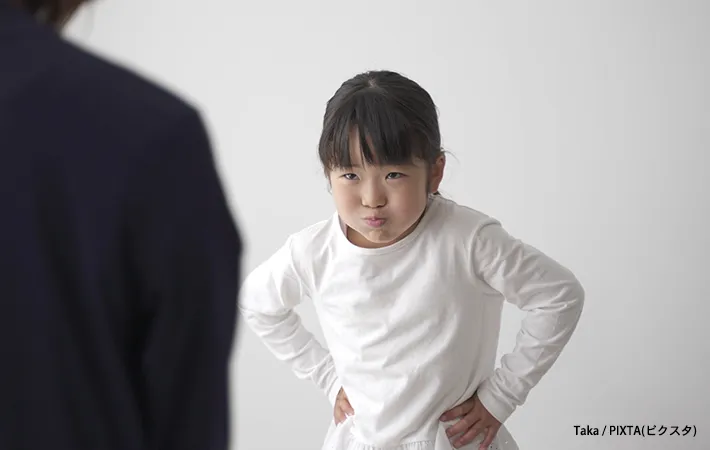 怒りをあらわにする子供