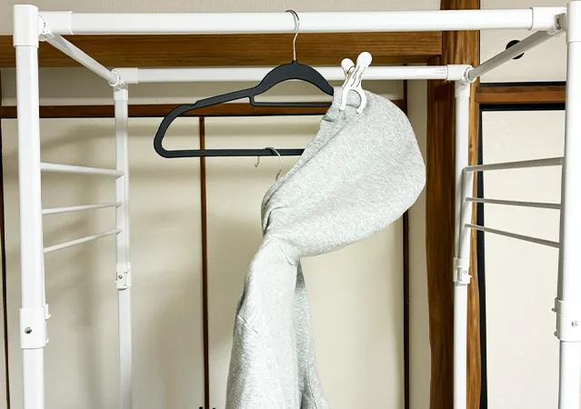 パーカーの干し方（撮影：grape編集部）