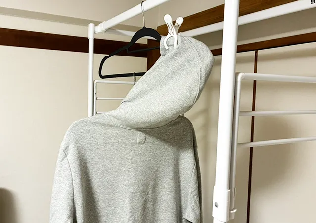 パーカーの干し方（撮影：grape編集部）