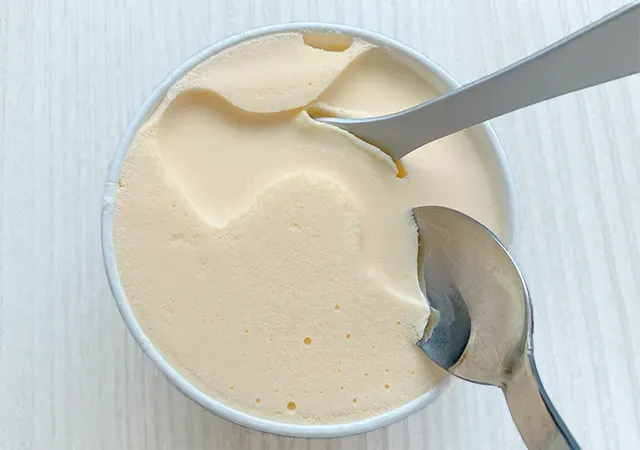 『アイスをホイップするスプーン』と『スーパーカップ』（撮影：grape編集部）