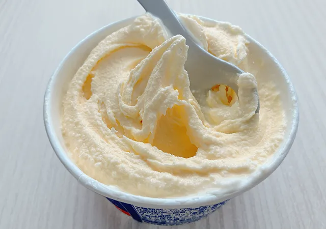 『アイスをホイップするスプーン』と『スーパーカップ』（撮影：grape編集部）