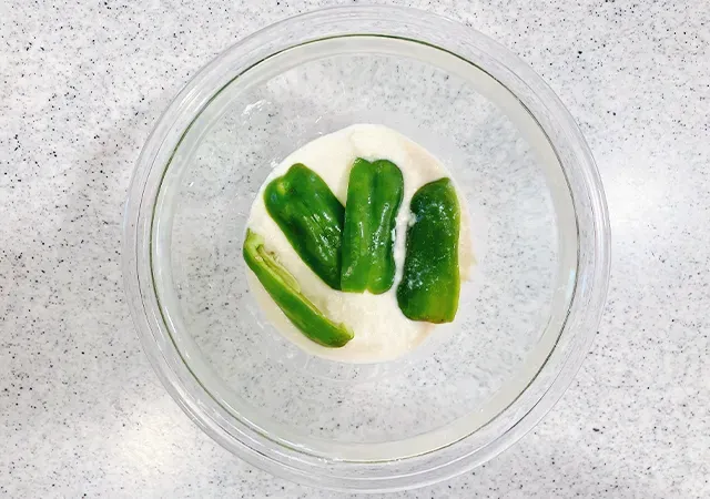 豆腐と片栗粉、ピーマン（撮影：grape編集部）