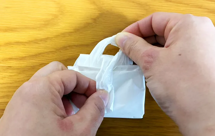 ビニール袋のかわいいたたみ方（撮影：grape編集部）