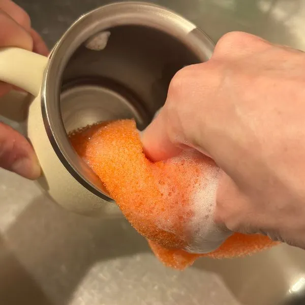 ソフトタイプでマグカップを洗っている写真（撮影：grape編集部）