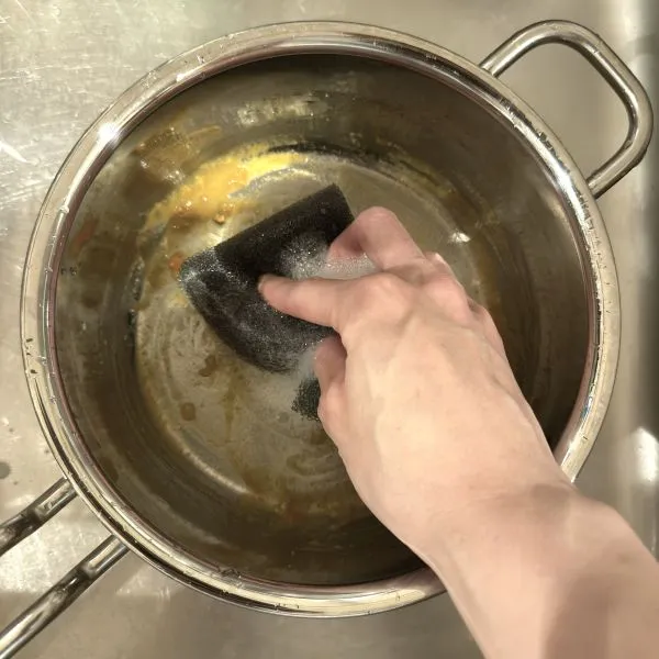 ノーマルタイプでカレー鍋を洗っている写真（撮影：grape編集部）