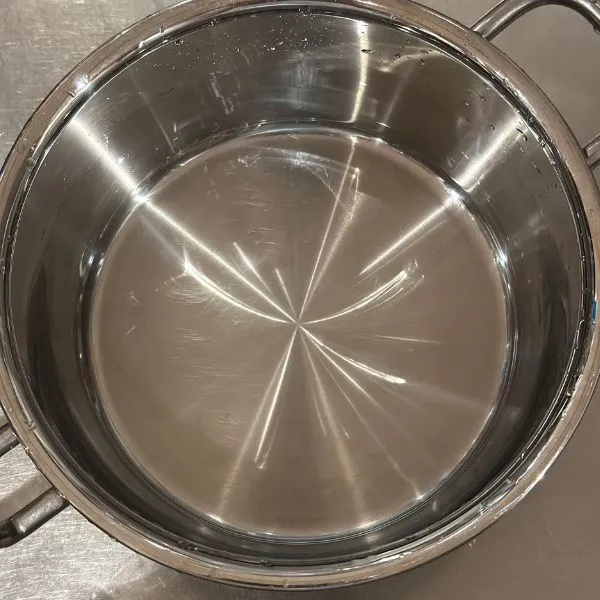 洗い終わった鍋の写真