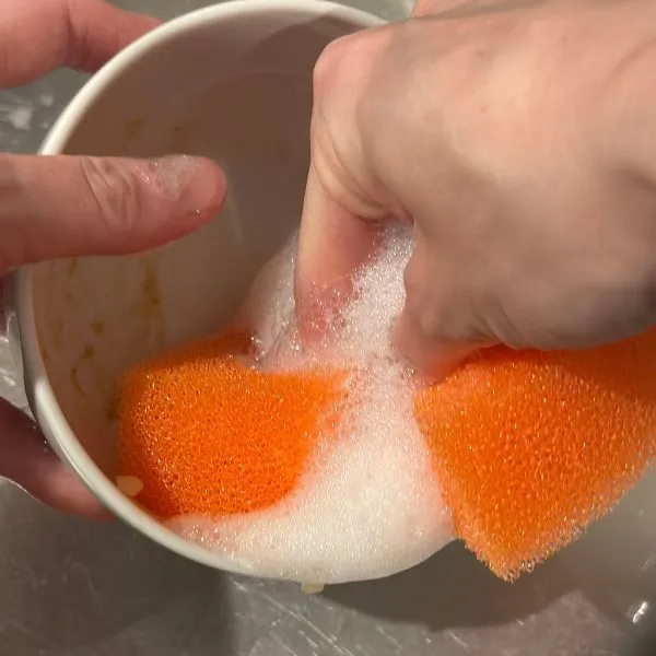 ソフトタイプでカレー皿を洗う