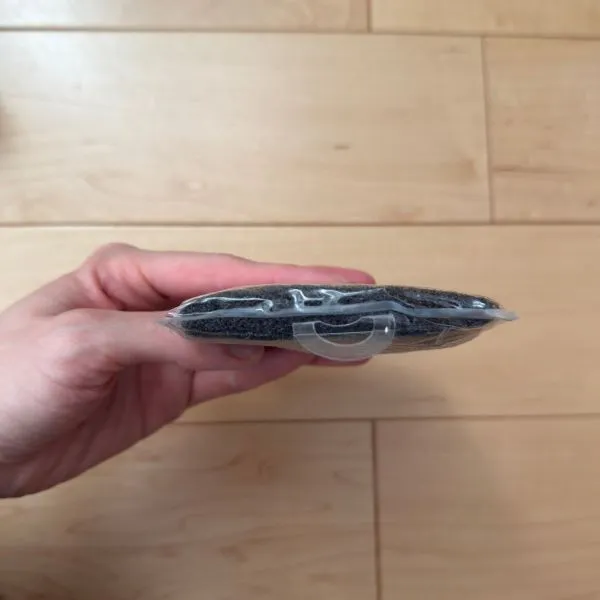 圧縮されたスポンジの写真（撮影：grape編集部）