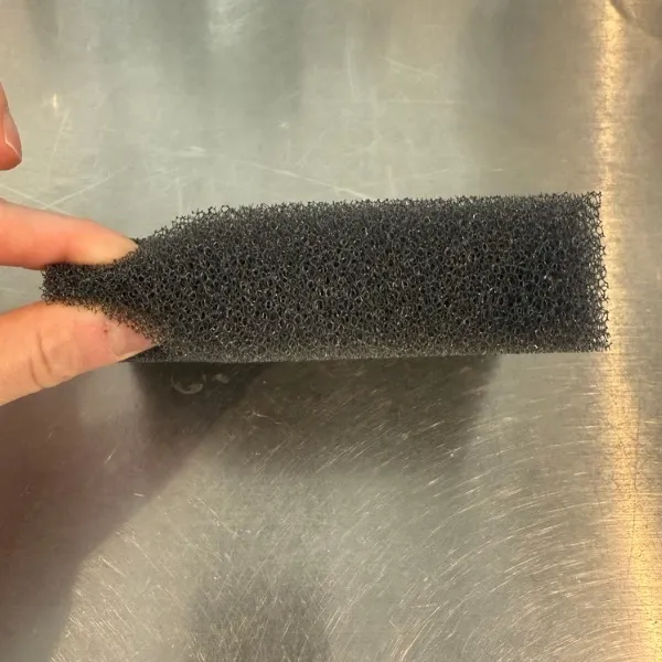 ノーマルタイプのスポンジをつまんでいる写真（撮影：grape編集部）