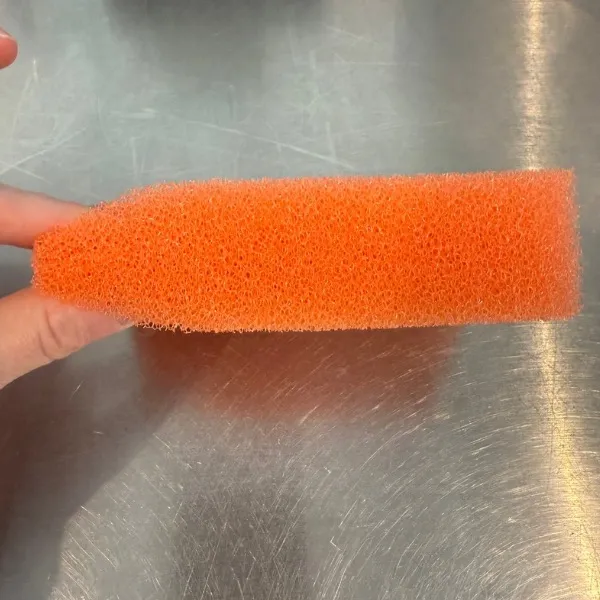 ソフトタイプのスポンジををつまんでいる写真（撮影：grape編集部）