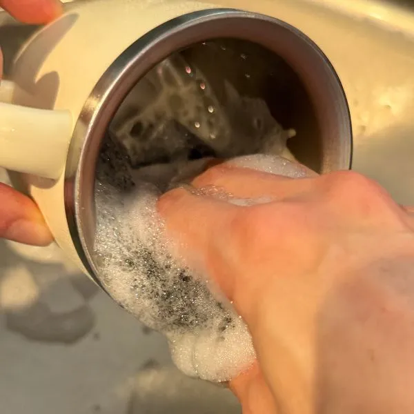 ノーマルタイプでマグカップを洗っている写真（撮影：grape編集部）