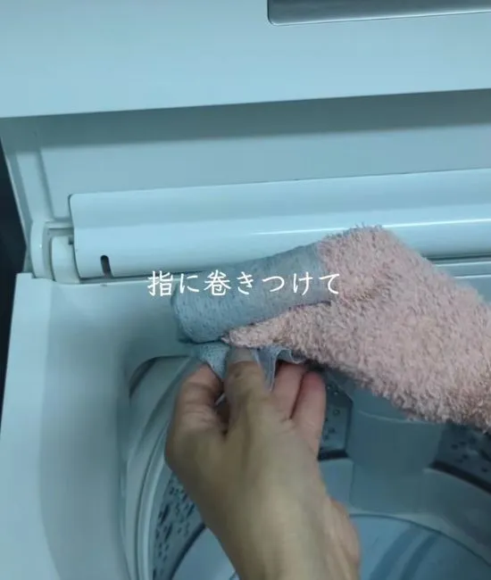 クロスを巻きつける様子