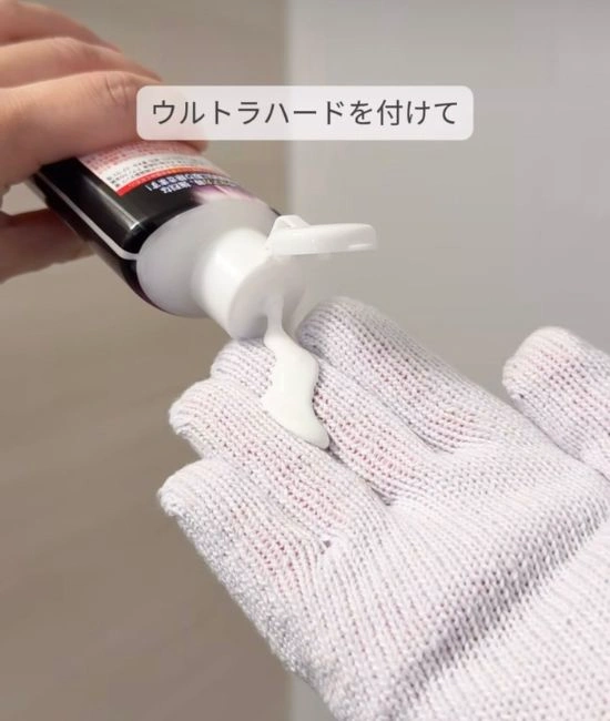 軍手にウルトラハードクリーナーをつける様子