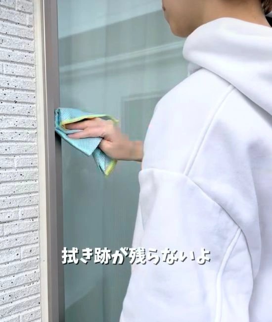 窓を拭く様子