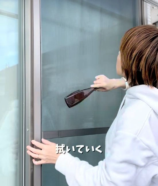 網戸掃除の様子