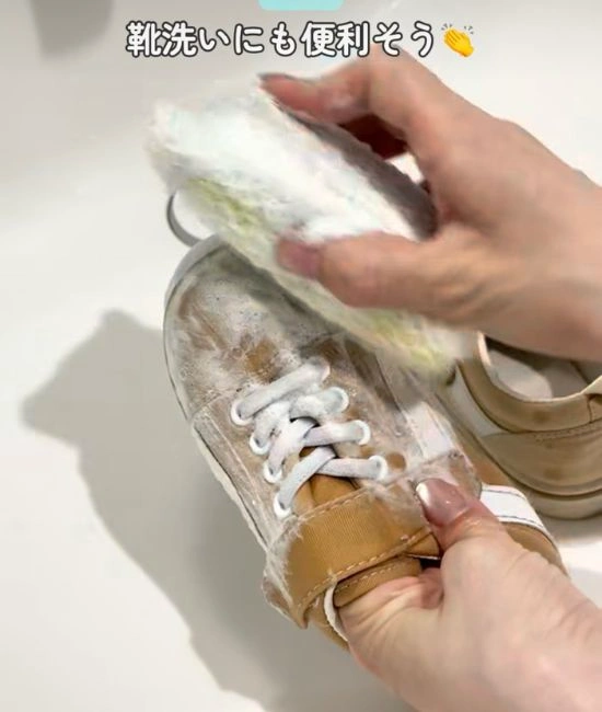 子供靴を洗う様子