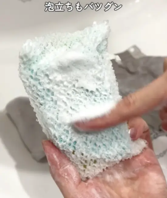 泡を触っている様子
