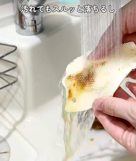 スポンジブラシを洗う様子