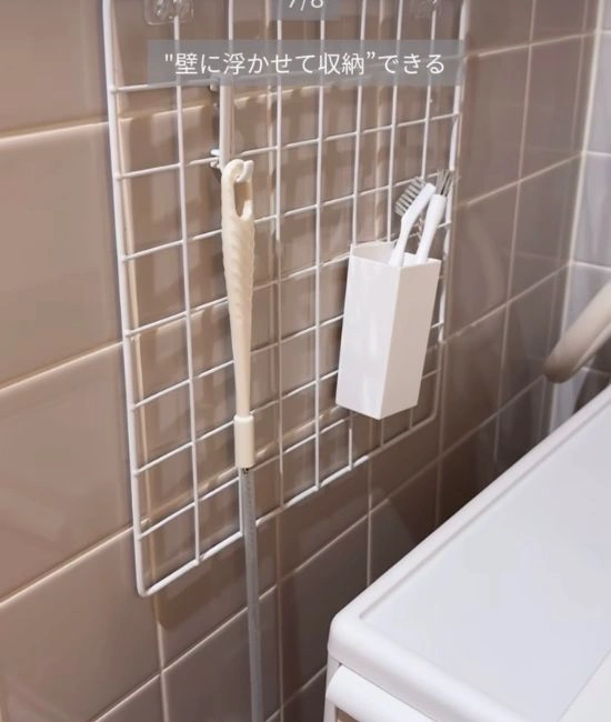 強力粘着フックを使う様子