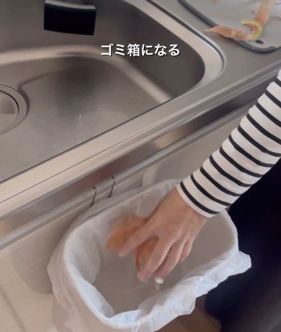 収納ケースをゴミ箱として使う様子