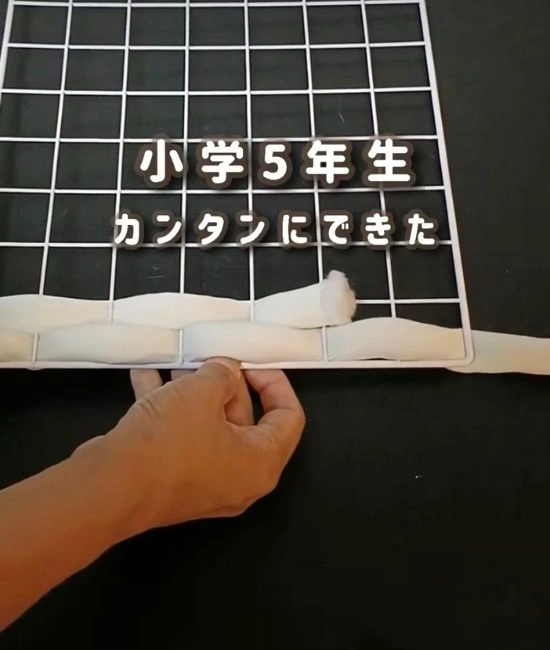 ヤーンを編み込む様子