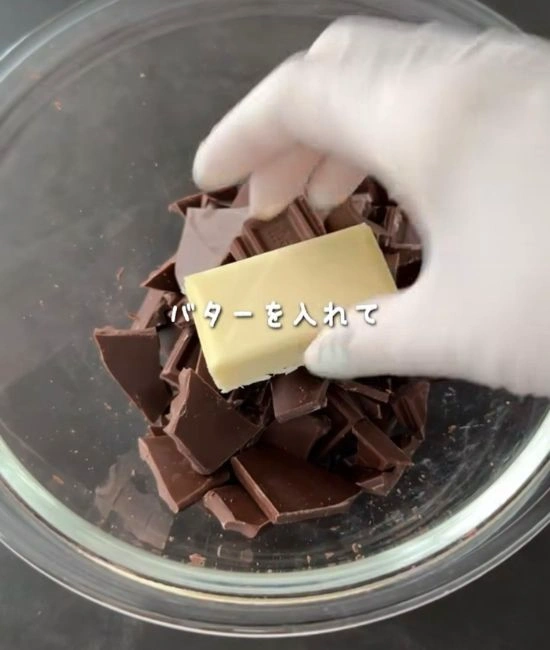 バターをのせる様子