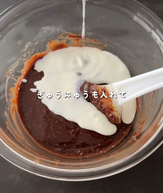 牛乳を入れる様子