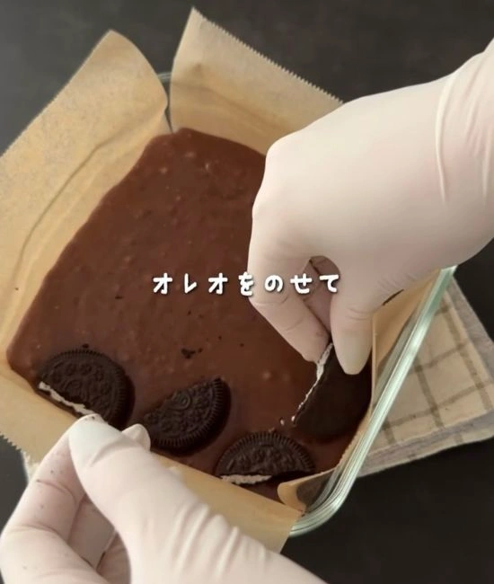 オレオをのせる様子