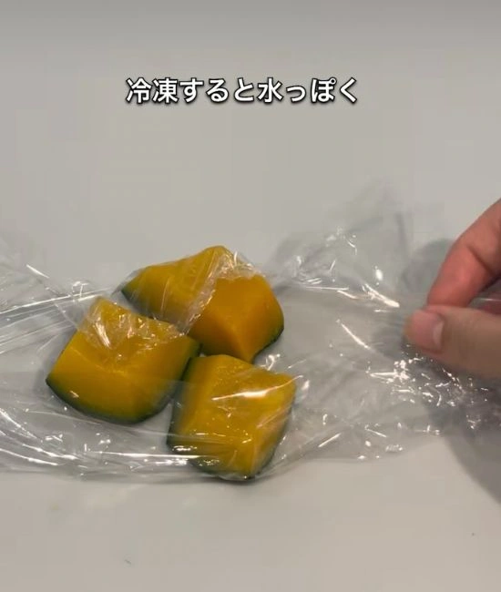 カボチャをラップで包む様子