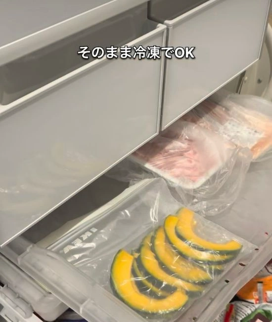 スライスしたカボチャを冷凍する様子