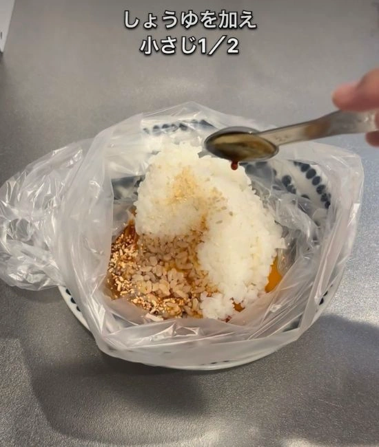 具材を入れる様子