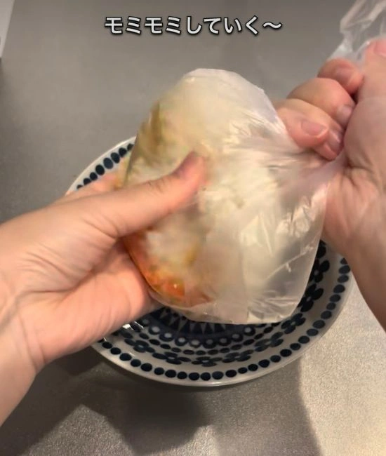 調味料を揉み込む様子