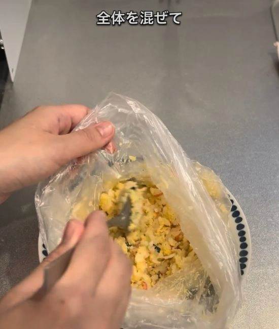 チャーハンを混ぜる様子