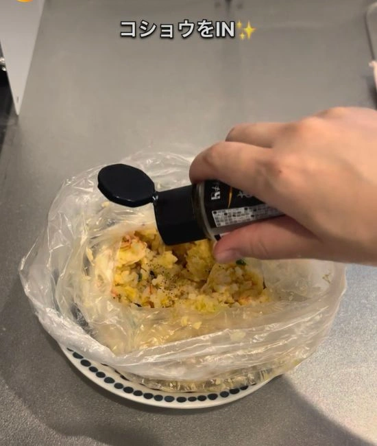 コショウを振りかける様子