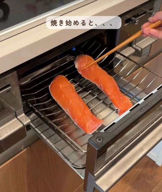 網に鮭をのせる様子